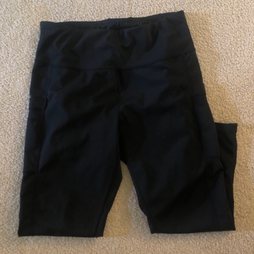 Black Active Leggings with pockets
No size tag but fits like a X-Large